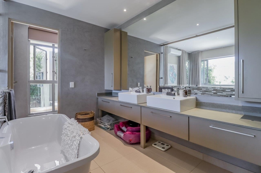 6 Bedroom Property for Sale in The Islands Estates North West